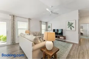 Large 3 bedroom with Pool and Golfcart - Image 2