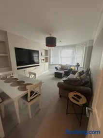 Premium Apartment in Redhill Town Centre - Image 2