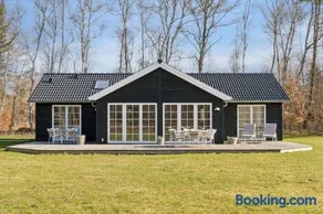 Modern Holiday Home With Large Garden Near Beach - Image 3