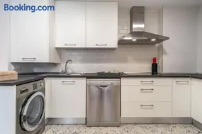 Chic Central Madrid Apartment with Light - Image 4