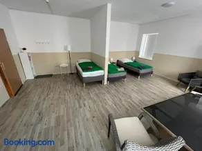 Große Zimmer für 3 Personen -Fernseher, Kühlschrank - Image 4