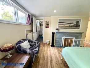 Bright&Modern Space Perfect for couple and Family Step to public transit in Toronto - Image 4