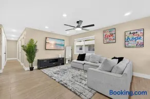 Modern Miami Stay Sleeps 6 Walk to Wynwood - Image 2