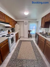 The Inn-1 m walk Entire Colonial 3BR House with tub & Fast WiFi - Image 3