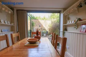 Jackdaw Cottage-Beautiful Cottage, Town Centre - Image 2