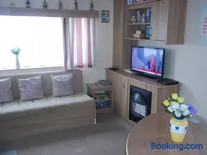 Homely caravan at Weymouth Bay - Image 4