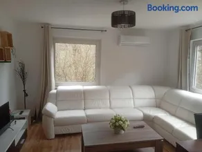 Fully Furnished 3-room Ground-floor - Image 1