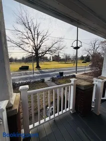Walk to Gettysburg Battlefield Charming Brick Stay - Image 2