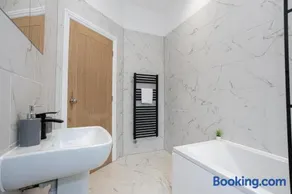 1-Bed Apartment in Manchester by 53 Degrees Property, Ideal for Long Term, Couples or Business Groups! - Image 5