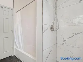 Spacious 5-BR Apt next to transit Free Parking - Image 5