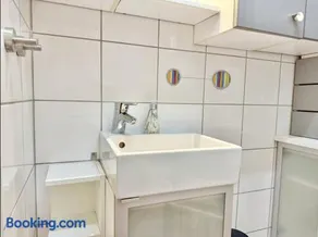 Stylish Apartment near Airport & Train - Image 3