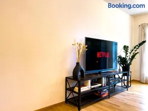 KUELhome - STYLISCHE ZENTRALE WOHNUNG MIT KÜCHE UND PARKPLATZ IN SEITENSTRAẞE - Image 2