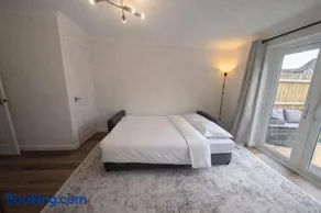 Shaftesbury 2-Bed House with Parking - Image 4