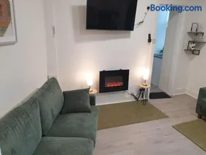 Modern Two-Bedroom Apartment Near River with Free Parking & WiFi - Image 2