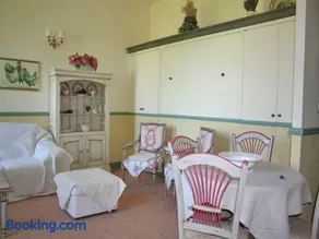 A beautiful 2 persons studio in a chateau with swimming pool - Image 3