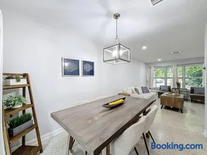 Close to Beaches, Restaurants Cozy 2 bedroom home - Image 5