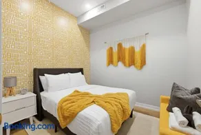 Spacious 3BR Downtown Hub Workspace & Fast WiFi - Image 5