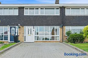 Cozy 3-Bed House Basildon - Image 5