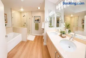 Midterm rental Luxury Walnut Creek condo BART walk - Image 3