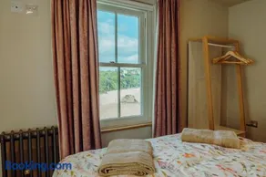 Luxury sea-view apartment in Tenby - Floral Corner - Image 2