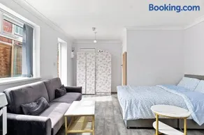Spacious Family House Near Old Trafford, Manchester - Image 4