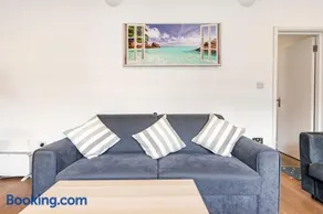 Clapham Common Sleeps 10 Free Parking for 4 Cars and Vans 2 Bed 2 Bath 5 min to Metro Zone 2 - Image 2