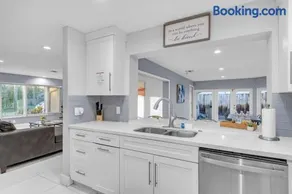 Stunning 4 Bedrooms House with Pool 6 minutes to the Ocean - Image 4