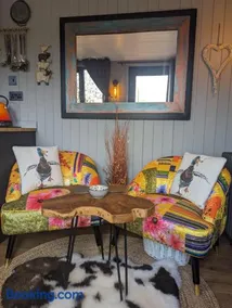 Rusty Duck Retreat Shepherds Hut - Image 3