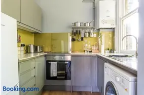 Bright 1 Bedroom Flat Minutes from the Beach and Trains - Image 5