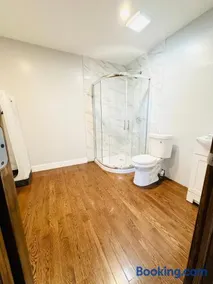 Cheerful 4-bedroom home with free parking - Image 2