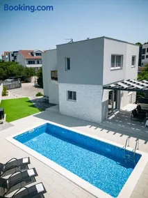 Villa Lumaka Sun - Amazing Home In Brodarica with 4 Bedrooms, Wifi, Outdoor Swimming Pool and Heated Swimming Pool - Image 1