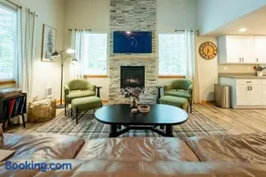 Ashford Chalet Luxury Cabin 10 min from Mt Rainier Hot Tub Sauna Fire Pit Playground - Image 1