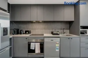 Beautiful 2BR Lakeside View - Image 1