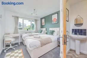 Beautiful Apartment in City Centre with Free Parking, Balcony, Work Desk, Self-Check-In, Fast Wifi and Smart TVs by Yoko Property - Image 4