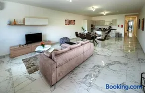 Amazing luxury Maisonette with back patio and free parking - Image 2