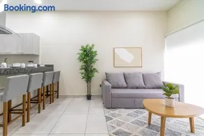 2 BD Suite with Balcony, Gym, Rooftop Pool, Hot Tub - Image 4