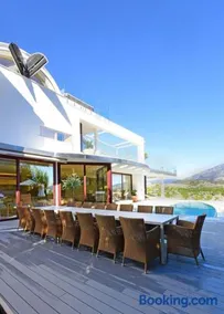 Luxury Villa with Jacuzzis near Puerto Banús - Image 3
