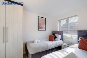 Entire 5 Bed home in Bristol United Kingdom - Image 3