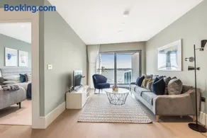 Luxury River View Greenwich Apartment - Image 3