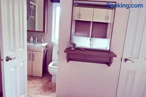 Modern & Spacious 40ft Caravan Sleeps 6 Luxury! - Image 4