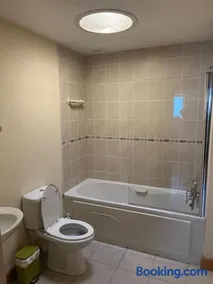Modern 4 Bed House in town - Image 2
