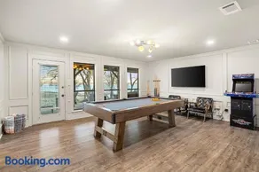 Cosy Waterfront Home - Image 2