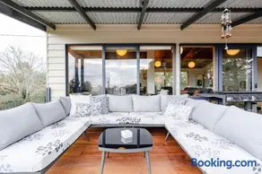 Bayview on Hill - Pet friendly - Woodfire - Image 3