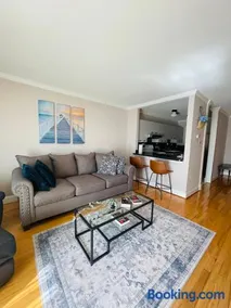 Modern 1BR Near Moss Rehab Monthly Deal - Image 2