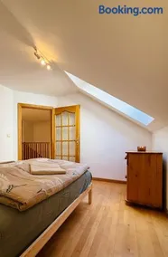 Srdce Mesta 3 - slnečný apartmán V Podkroví s balkónom nad ulicou - Image 3