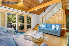 Kinney Cabin: 5-Bedroom Lakefront Home - Image 2