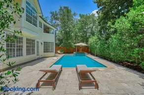Woodlands Contemporary 4BR3Bath with heated Pool and Spa - Image 1