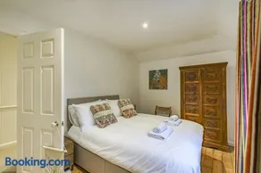 The Laurels - Wifi, Parking, 4 Bedrooms, Gatwick - Image 2