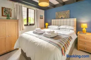 The Hide - 2 bed cottage, pool, close to beaches - Image 5