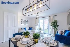 Modern Equipped Liverpool Home - Walk to John Lennon Airport JLR Speke - 3 BDR - 5 Beds - Free Parking x2 - 2 Full Bath - By Samina, Arz Stays - Image 1